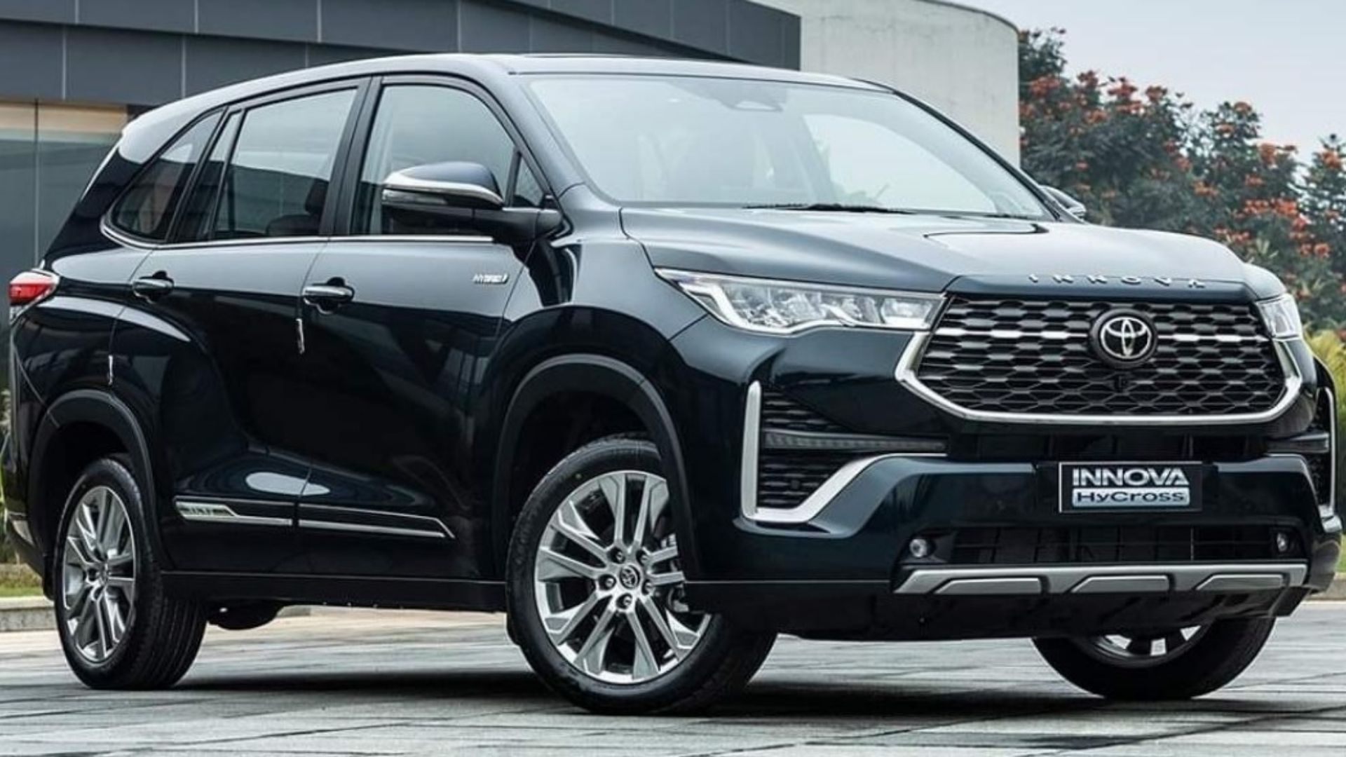 Toyota innova hycross