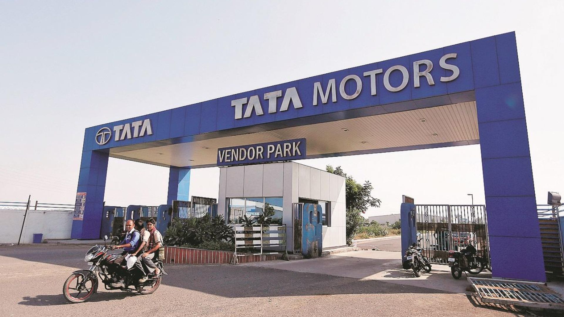Tata Motors ने क्यों किया CV और PV Arms 